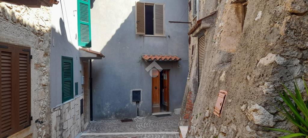 Casa Indipendente in vendita a Vico nel Lazio via dei Sambuci
