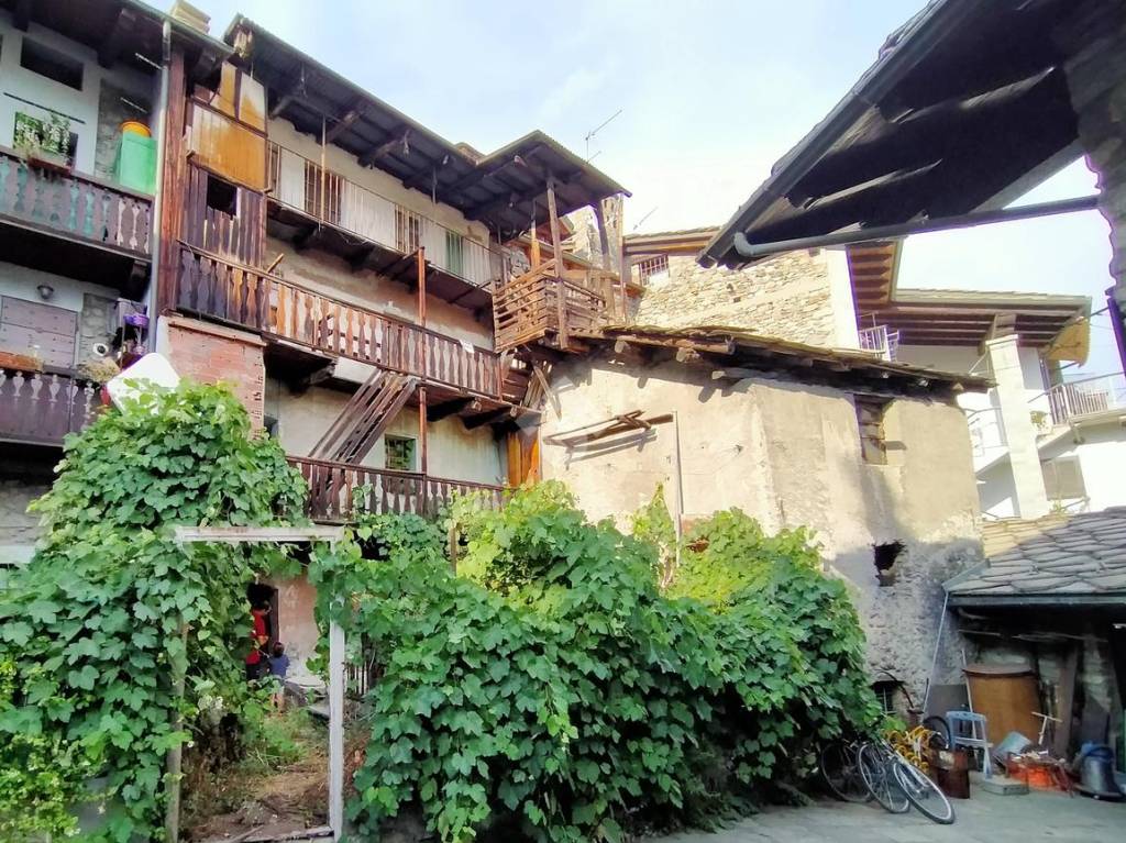 Casa Indipendente in vendita ad Aosta via Ponte Romano, 12