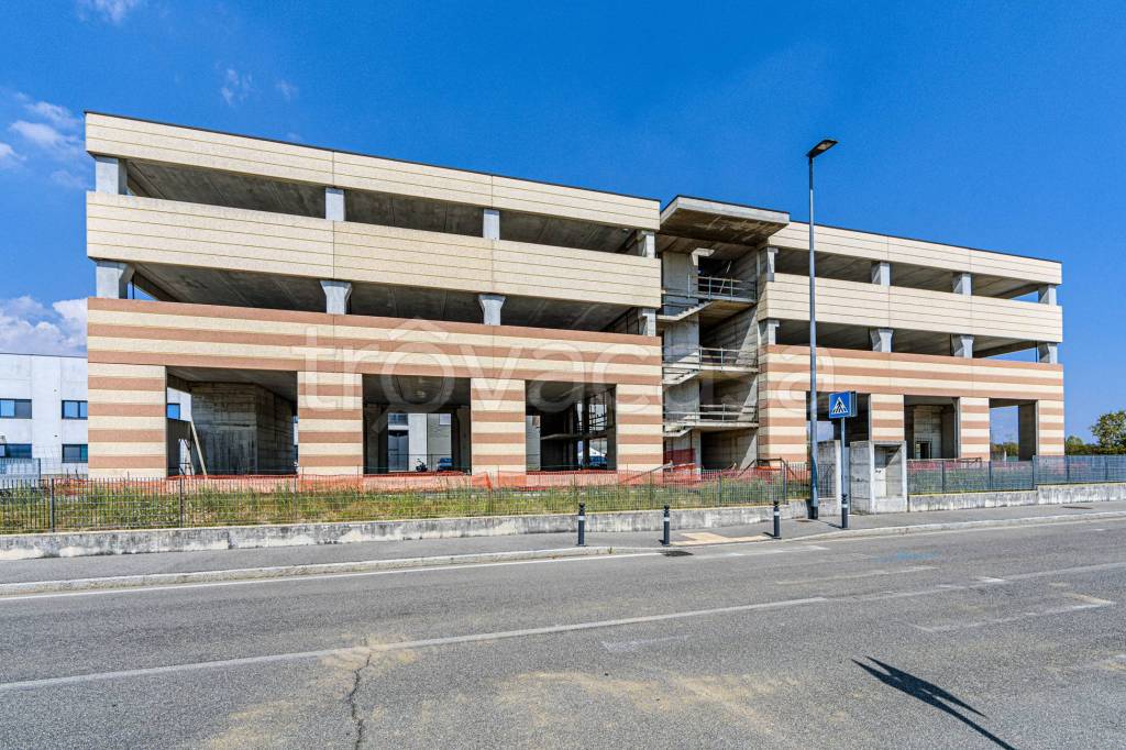 Capannone Industriale in vendita a Bergamo via Roggia Colleonesca