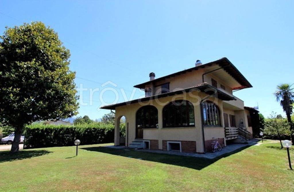 Villa in affitto a Forte dei Marmi via Sandro Pertini