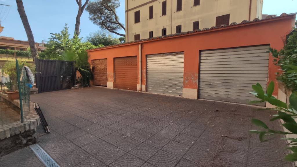 Garage in vendita a Roma via al Quarto Miglio