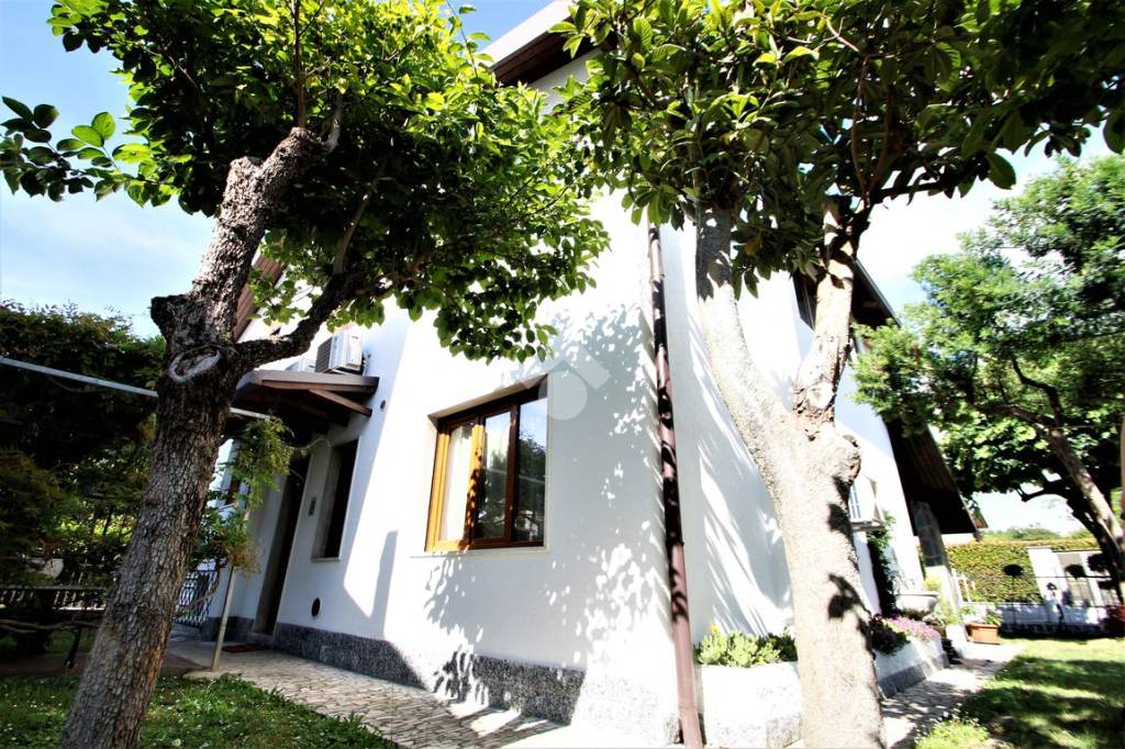 Villa in vendita a Garbagnate Milanese via Dei Tigli, 51