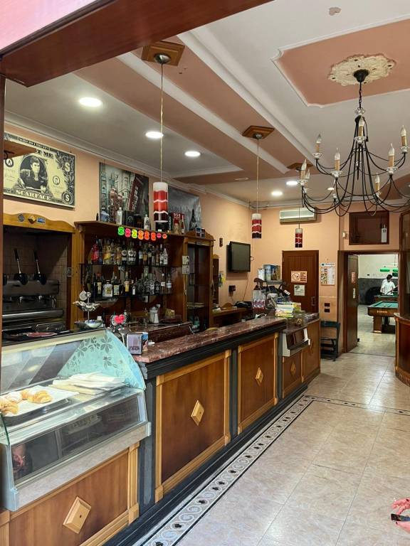 Bar in in vendita da privato a Napoli piazza Vincenzo De Franchis, 31