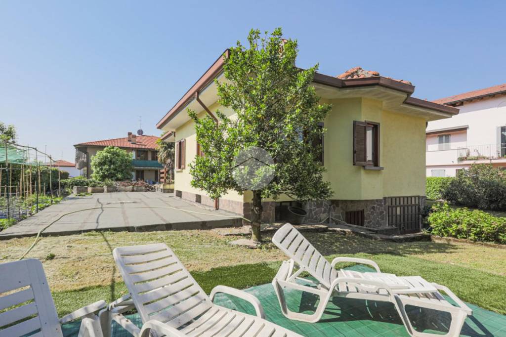 Villa in vendita a Carate Brianza via Alta, 1