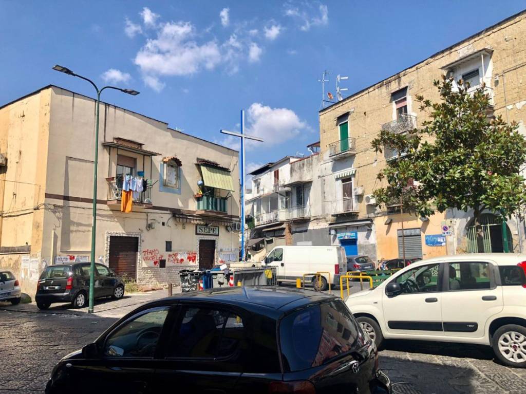 Negozio in vendita a Napoli via del cassano, 57