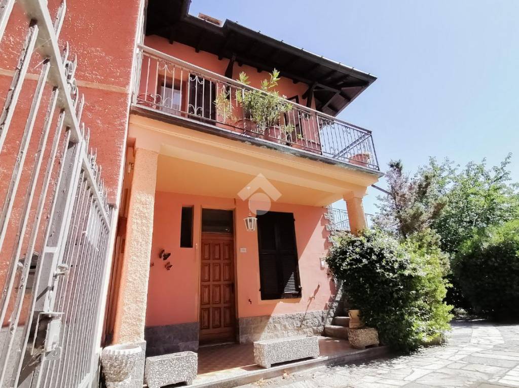 Casa Indipendente in vendita a Porto Ceresio via cantine, 10