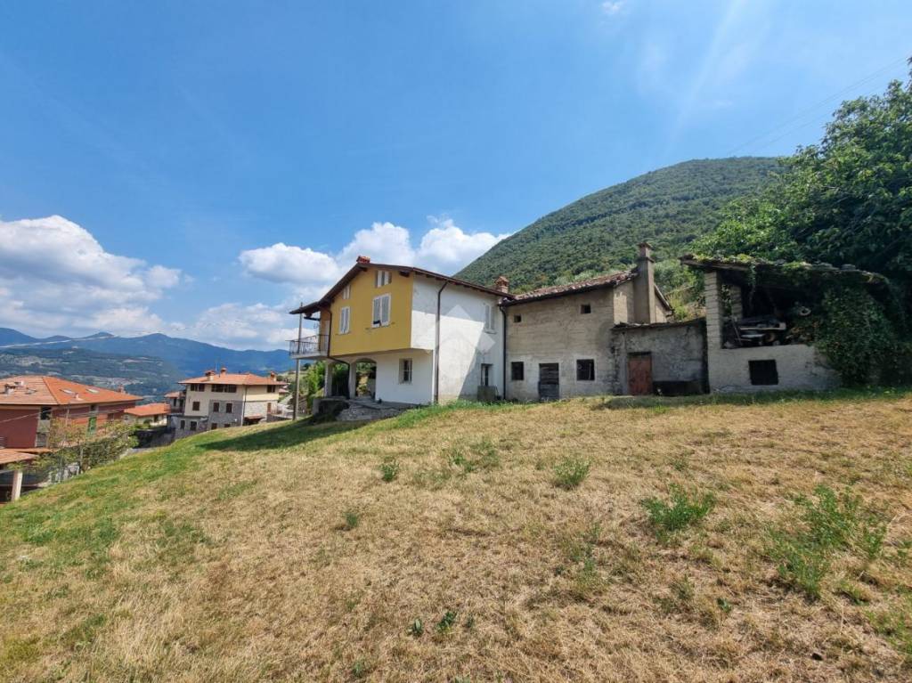 Villa in vendita a Tavernola Bergamasca via al Santuario, 44