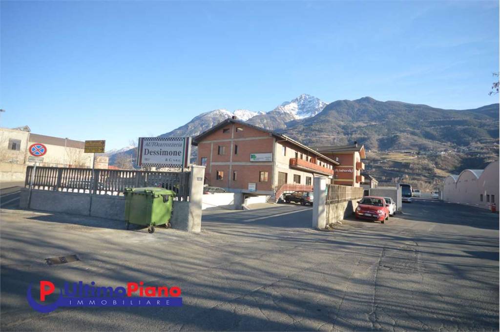 Negozio in affitto ad Aosta strada Ponte Suaz , 14