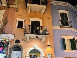 Intero stabile in in vendita da privato a lipari via giuseppe garibaldi, 8,10