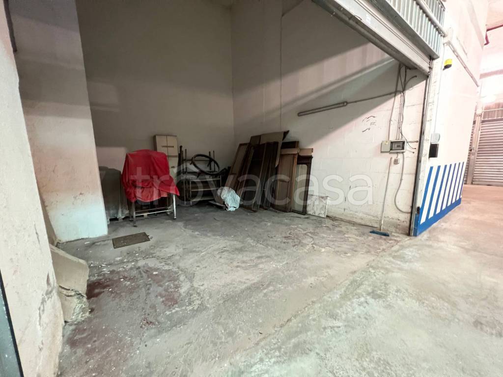 Garage in vendita a Roma via Deruta