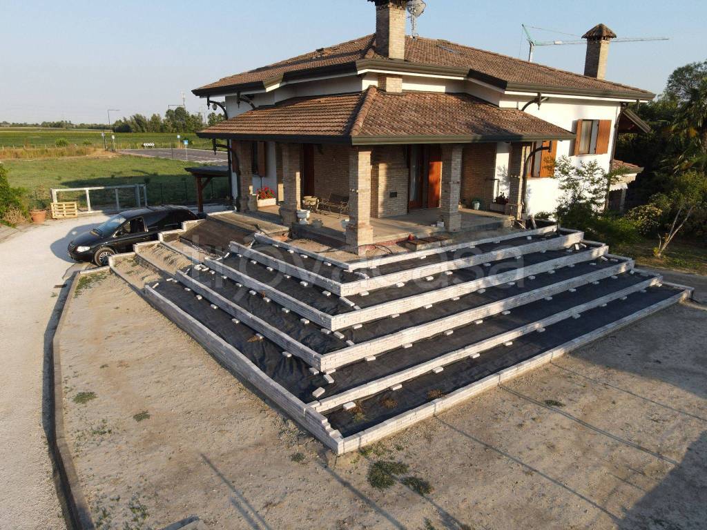 Villa in in vendita da privato a Legnaro via Romea, 2
