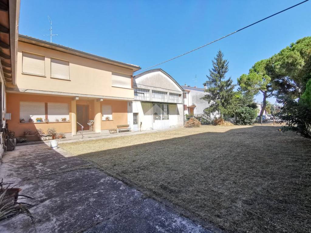 Casa Indipendente in vendita a Lugo viale Dante, 11
