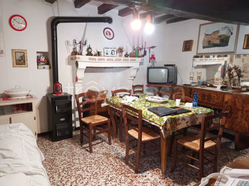 Casa Indipendente in vendita a Castelnovo ne' Monti via Soraggio