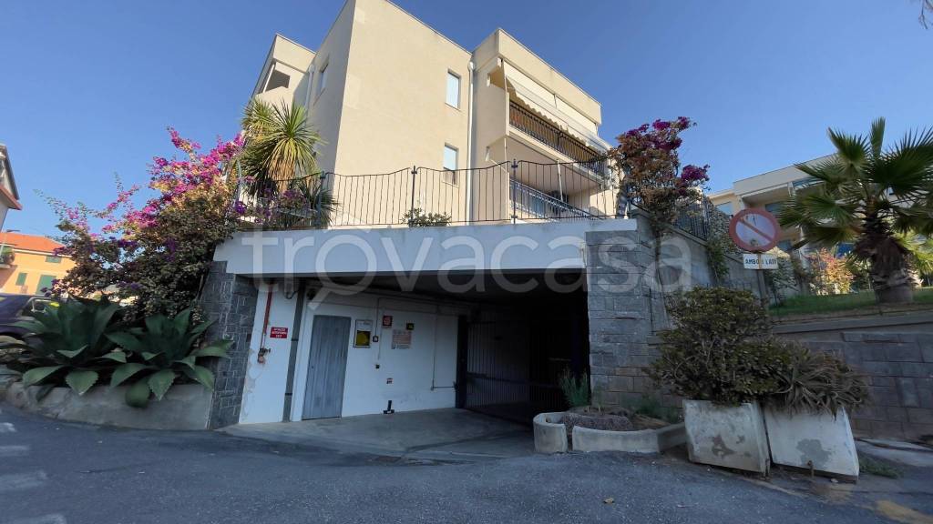 Garage in vendita a Ceriale via Pomaire, 33