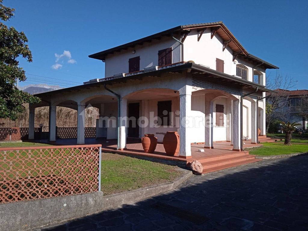 Villa in vendita a Massa via Fratelli Rosselli, 36