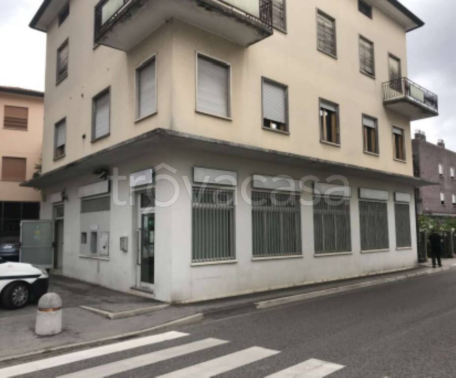 Filiale Bancaria in vendita a Castelgomberto piazza Marconi 11