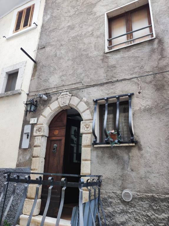 Appartamento in vendita a Rocca di Cambio via Regina Margherita, 3