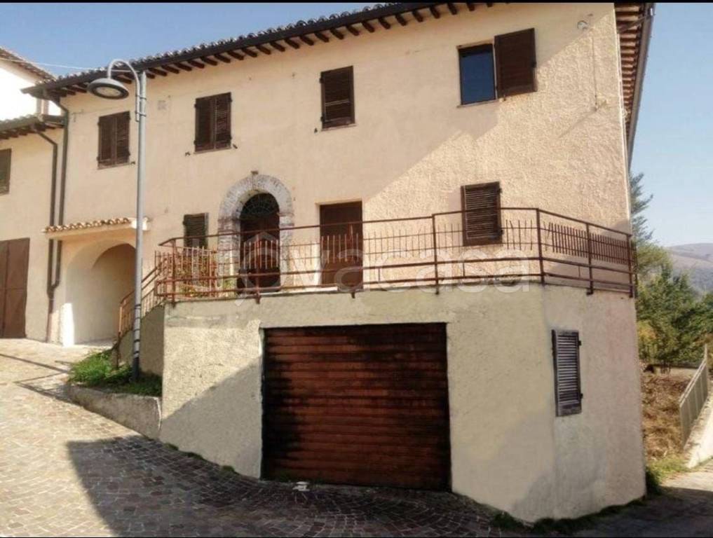 Villa Bifamiliare in in vendita da privato a Serravalle di Chienti frazione Corgneto, 23