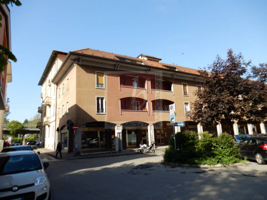 Appartamento in vendita a Laveno-Mombello piazza Vittorio Veneto, 14