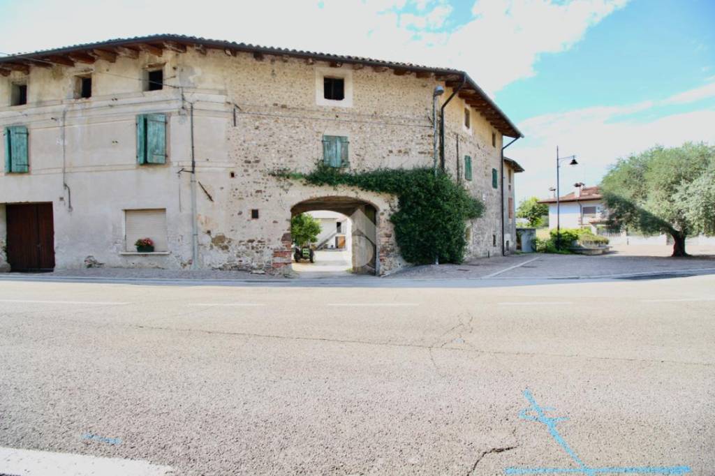 Colonica in vendita a Manzano via Vittorio Veneto, 57