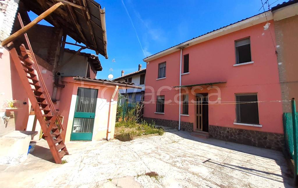 Casa Indipendente in vendita a Sannazzaro de' Burgondi via Roma, 35