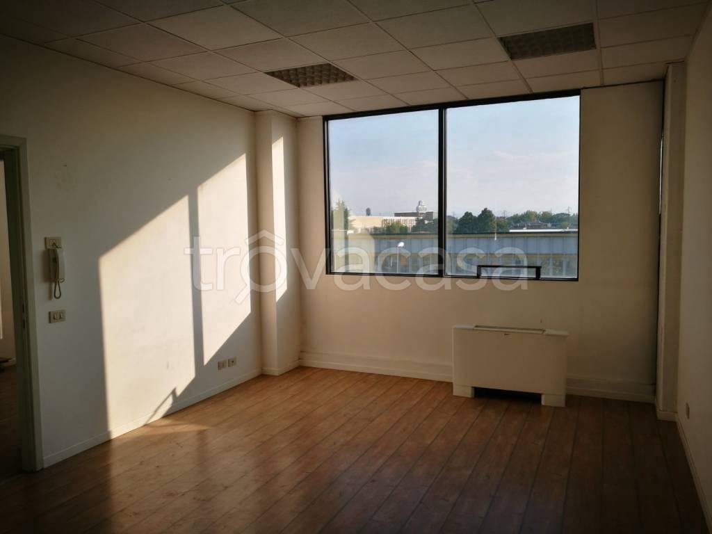 Ufficio in in affitto da privato a Reggio nell'Emilia via Brigata Reggio, 32