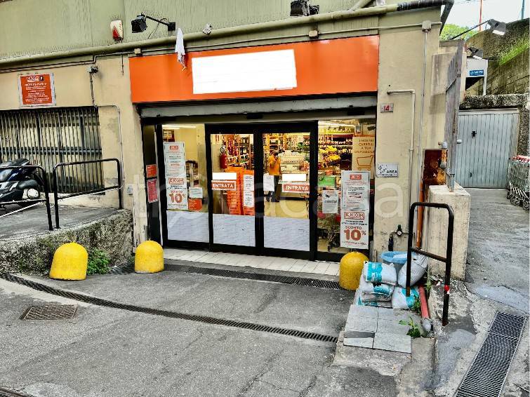 Negozio in vendita a Genova via Pasquale Pastorino, 14