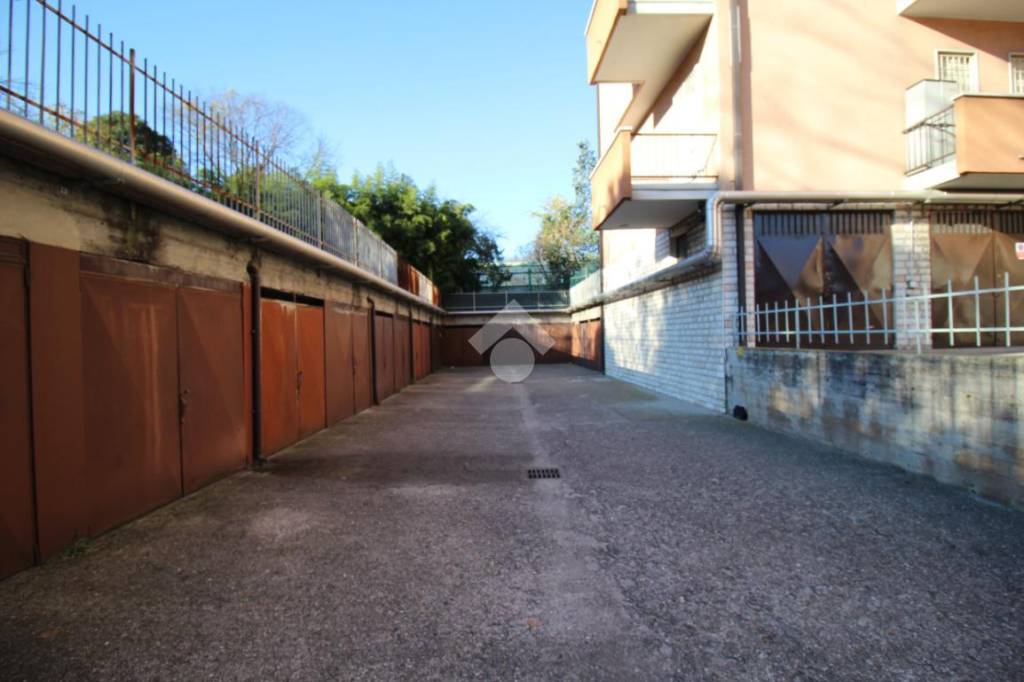 Garage in vendita a Brescia via f. Petrarca, 7
