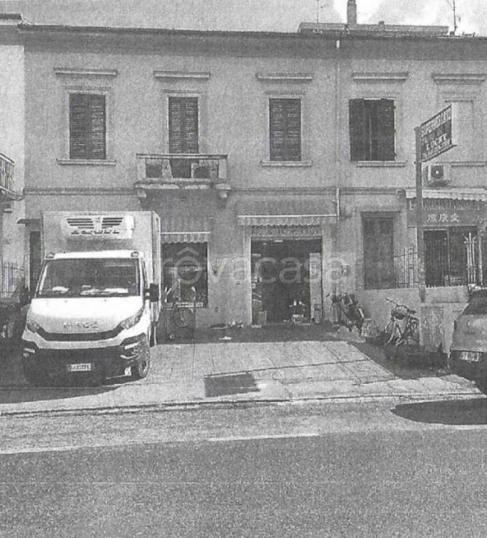 Negozio all'asta a Prato via Pistoiese, 198