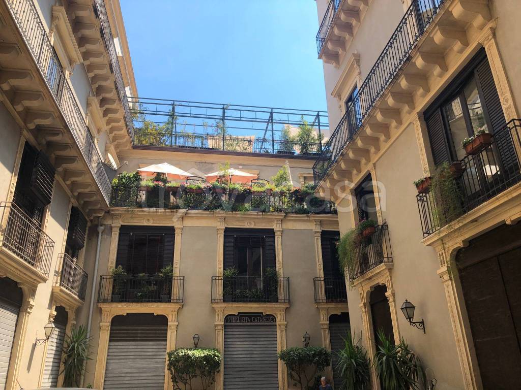 Negozio in affitto a Catania via Etnea, 110