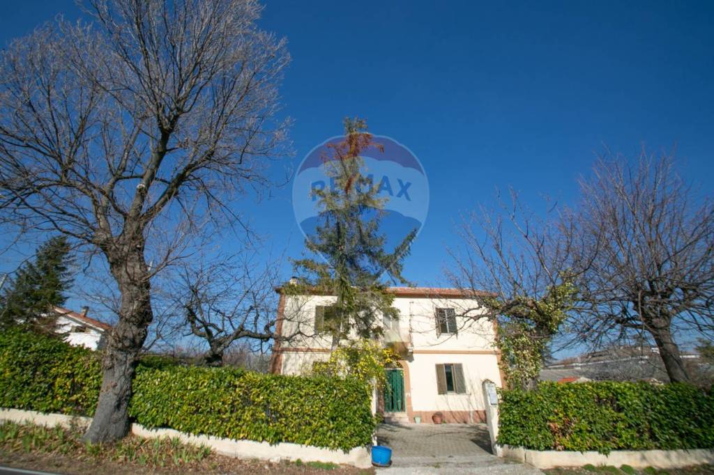 Casa Indipendente in vendita a Civitaquana contrada bauglione, 16