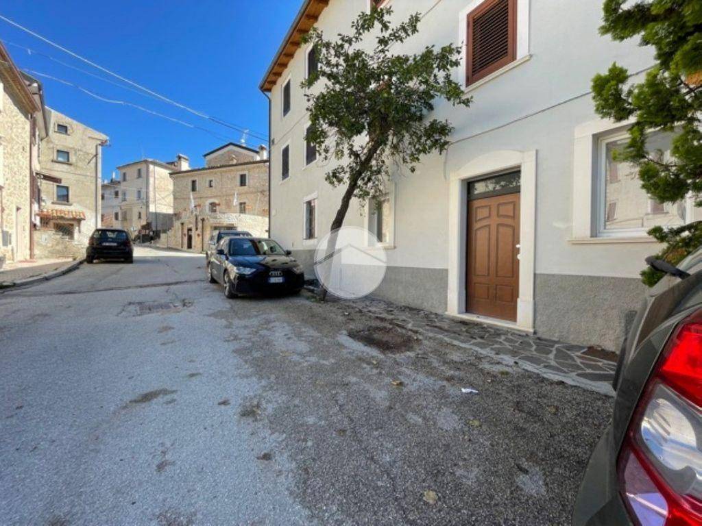 Appartamento in vendita a Rocca di Mezzo via Giovanni Milanetti, 1