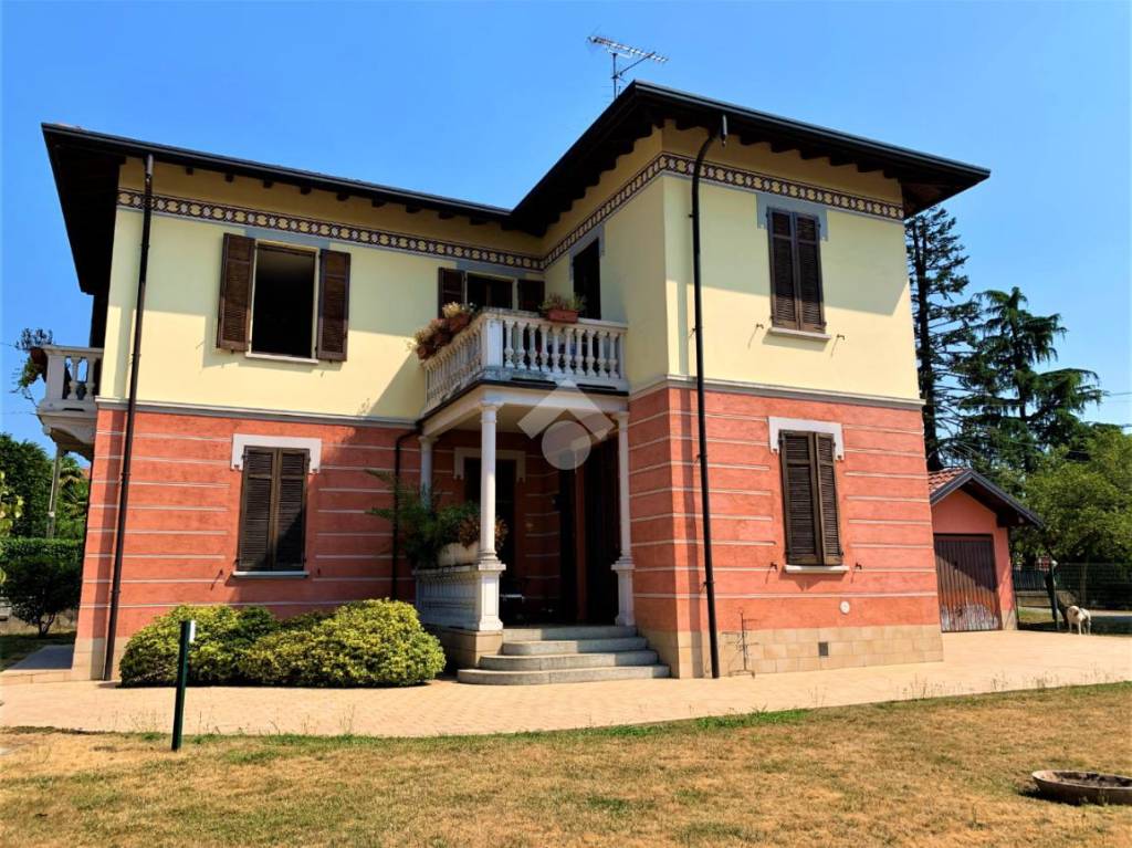 Villa in vendita ad Albizzate via Giuseppe Garibaldi, 8