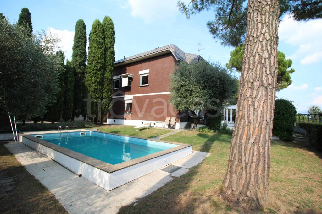 Villa in vendita a Inverigo via Luigi Cagnola, 2