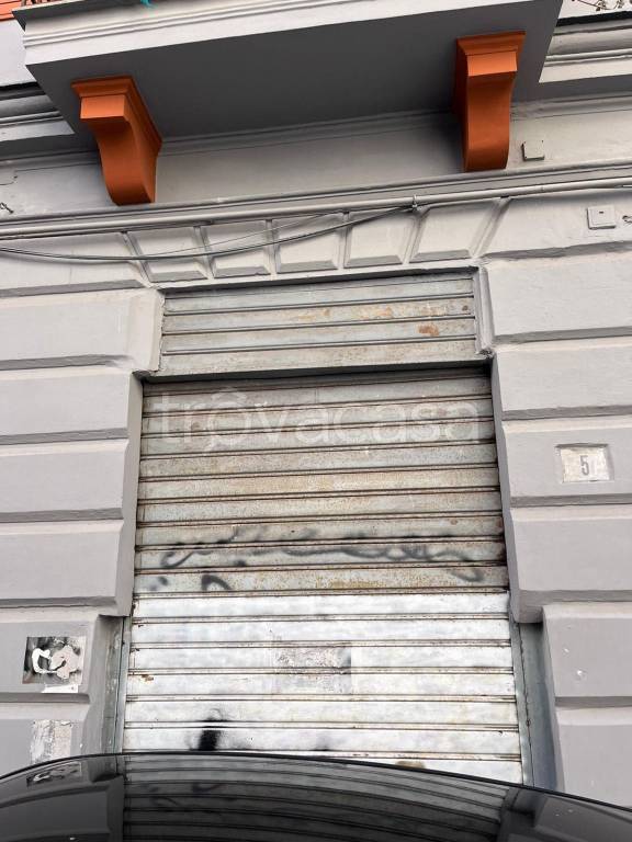 Garage in vendita a Napoli via Leopoldo Rodinò