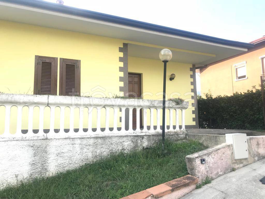 Villa in vendita a Molteno viale Alcide De Gasperi, 1