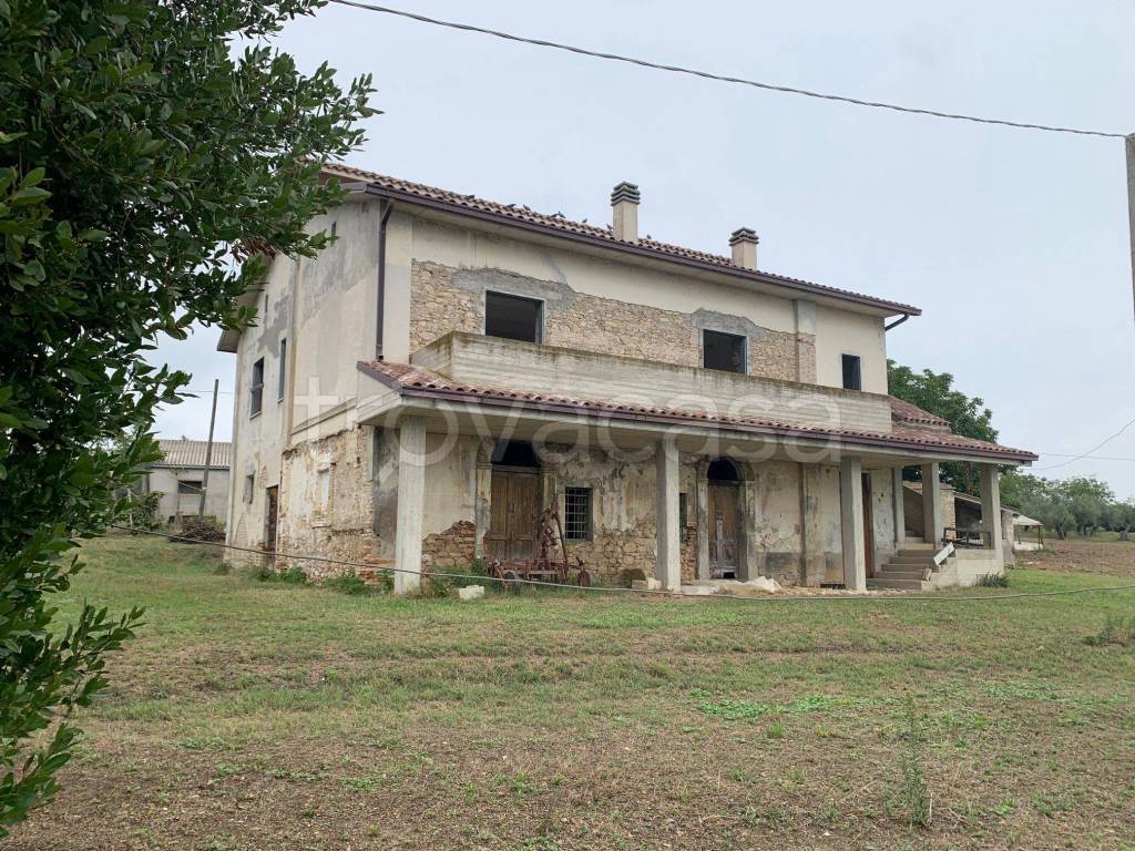 Colonica in in vendita da privato a Loreto Aprutino contrada Fiorano, 59
