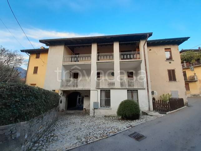 Appartamento in vendita ad Azzio via Roma, 5