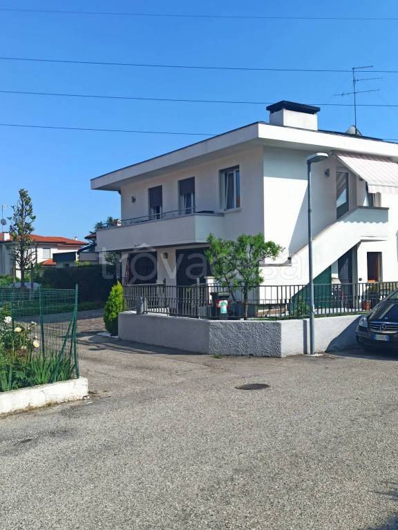 Villa Bifamiliare in in vendita da privato a Ponte San Nicolò via Ippolito Nievo, 30