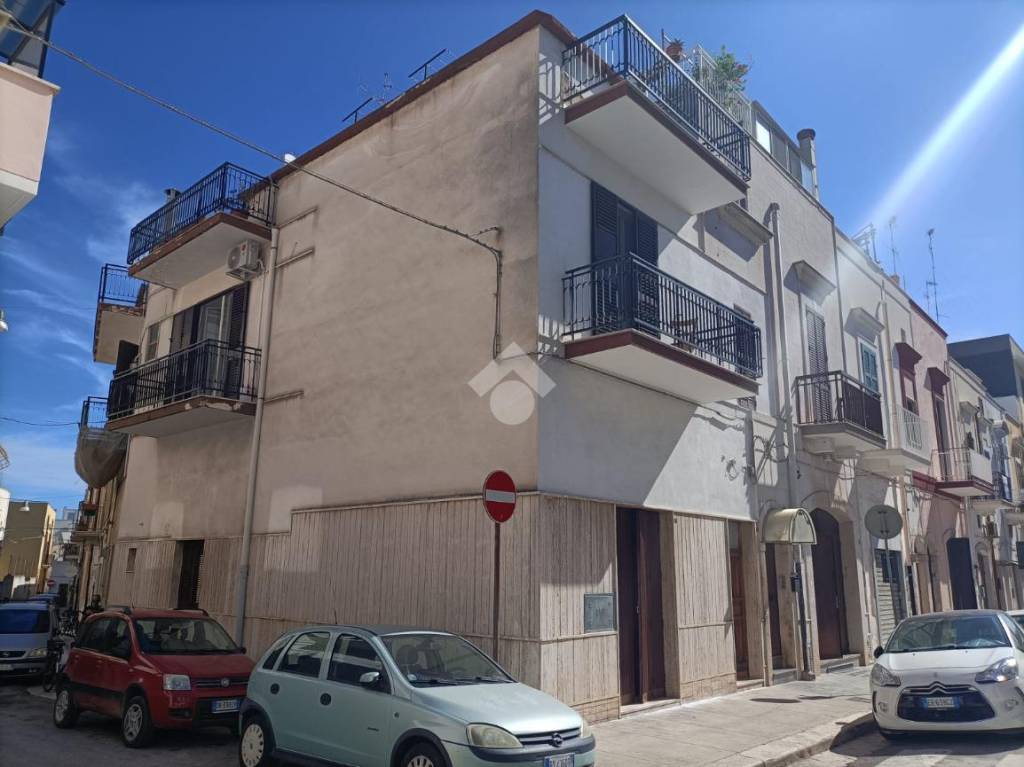 Casa Indipendente in vendita a Mola di Bari via Cantù Cesare, 26