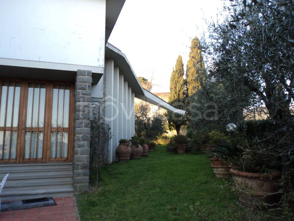 Villa in vendita a Montecatini-Terme via Amilcare Ponchielli