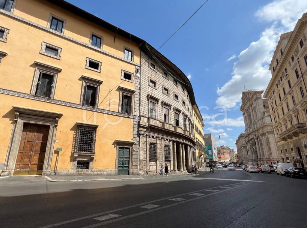 Negozio in vendita a Roma corso Vittorio Emanuele II