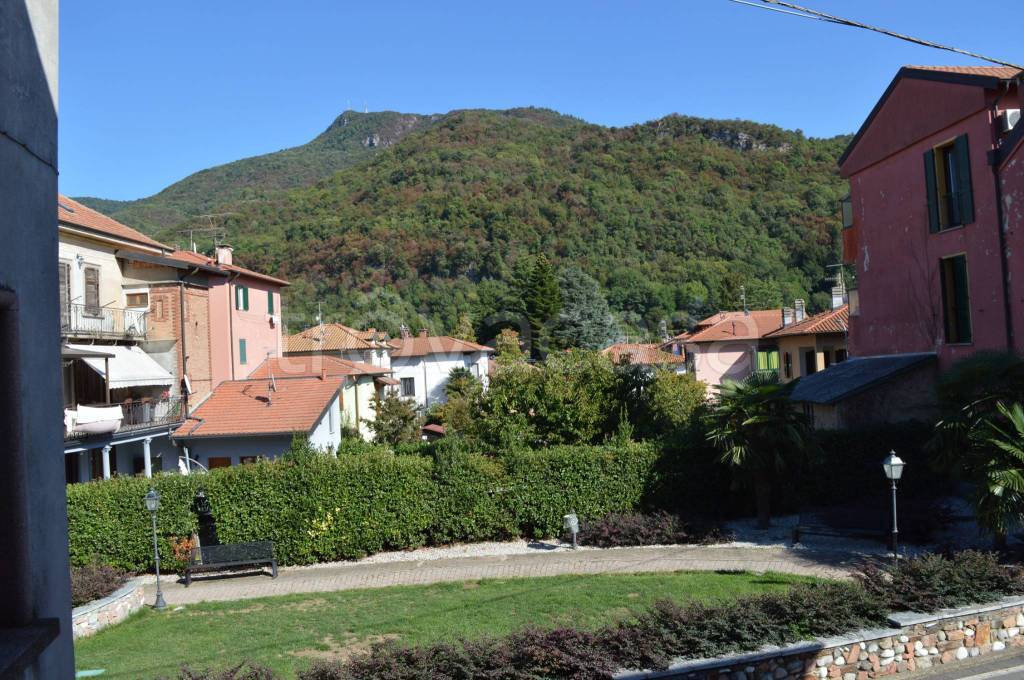 Casa Indipendente in vendita a Besano via Ippolito Volpi, 4