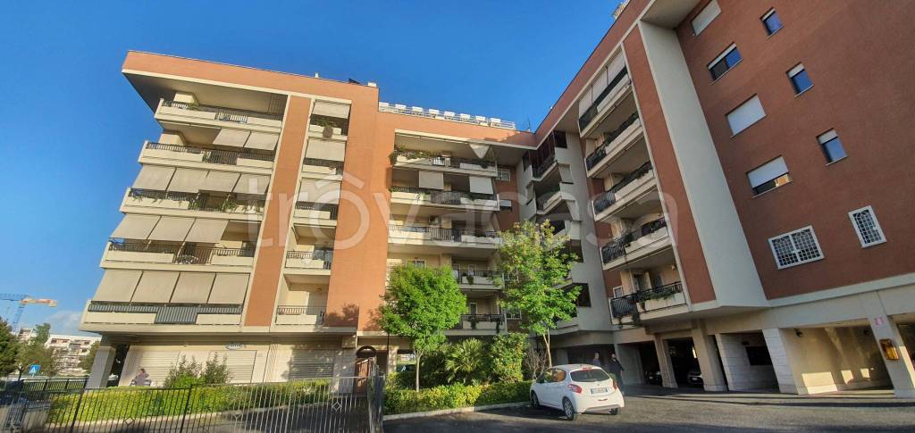 Appartamento in vendita a Roma viale Francesco Caltagirone