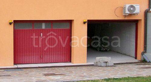 Garage in affitto a Padova via Pontevigodarzere, 240