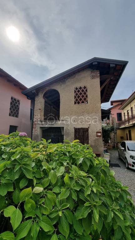 Casale in vendita a Besnate piazza Giuseppe Mazzini