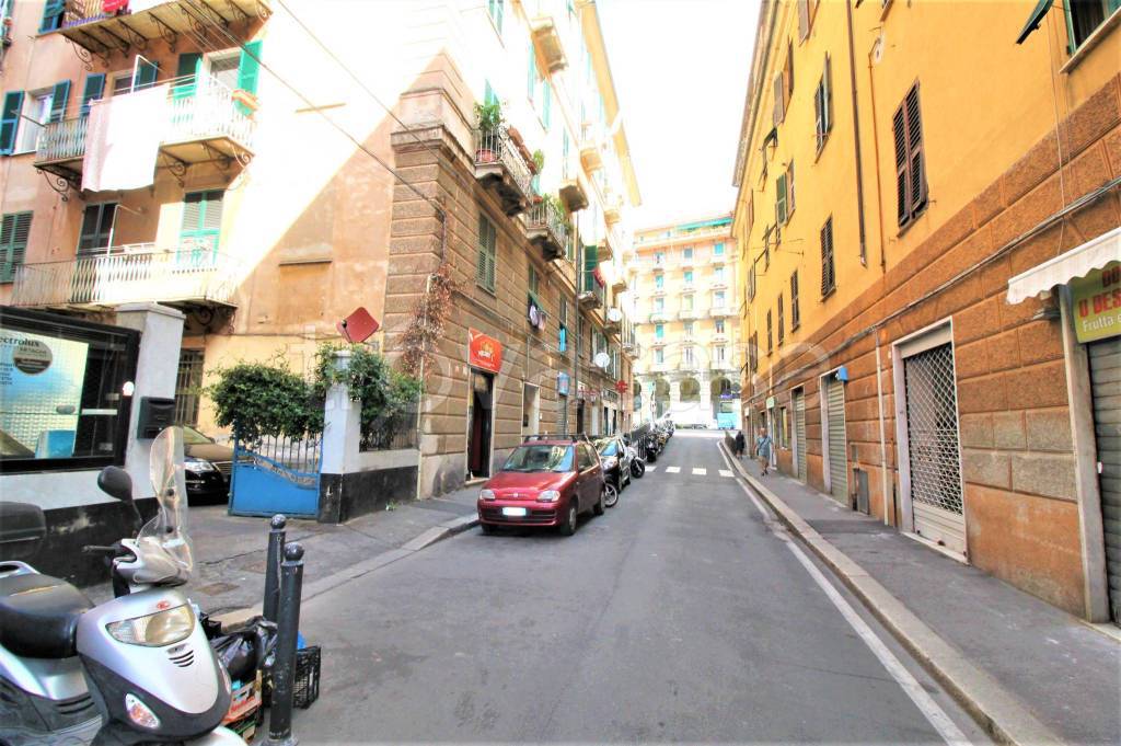 Negozio in vendita a Genova via Alfredo Carzino, 10