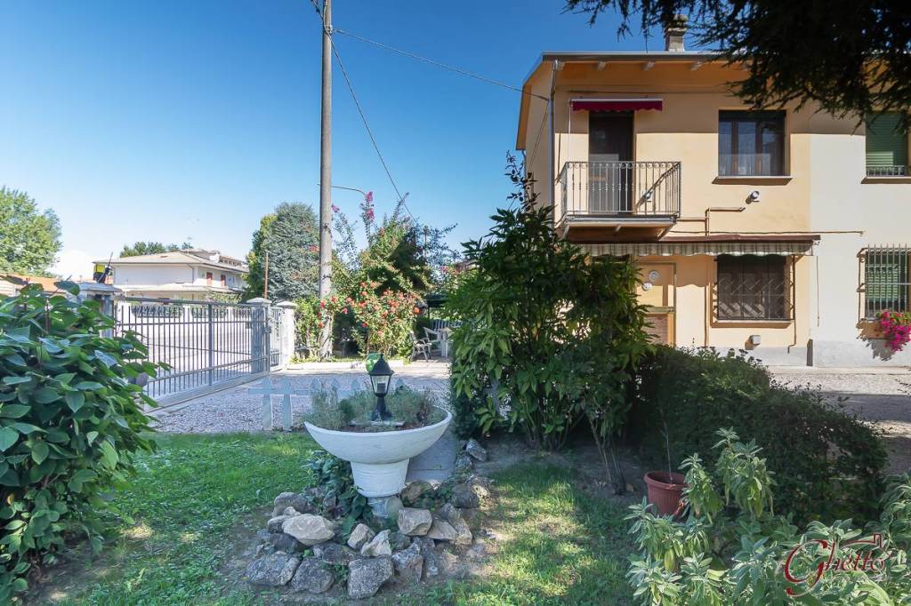 Villa a Schiera in vendita a Cento via Bondenese, 68