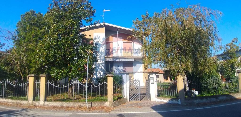 Villa in vendita a Robecco Pavese frazione Stradellino, 13
