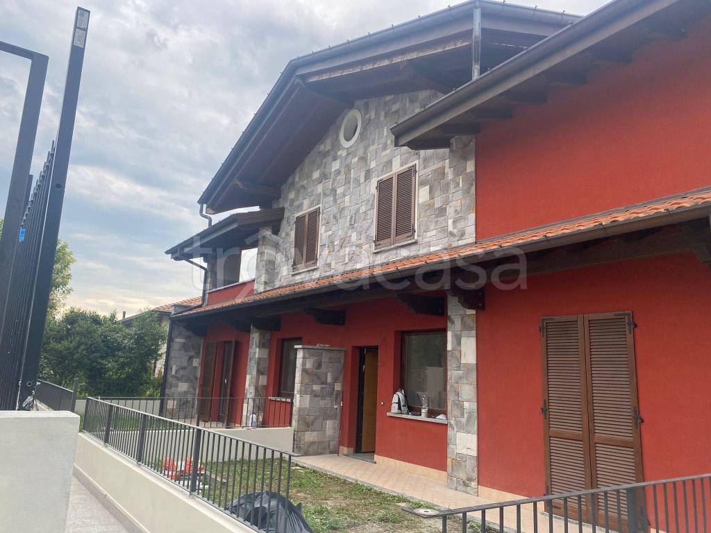 Villa Bifamiliare in in vendita da privato a Gavirate viale Ticino, 96